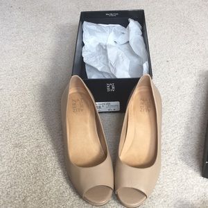 Naturalizer peep toe shoes